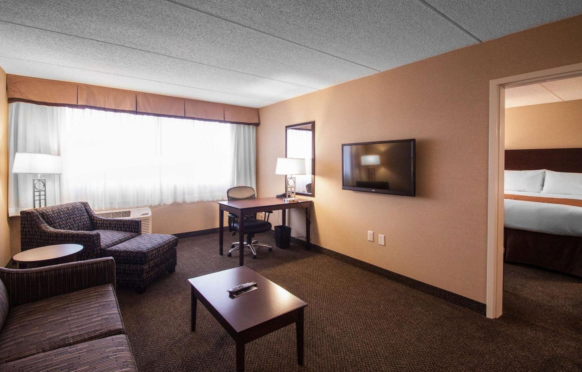 Comfort Inn & Suites Wadsworth Exterior photo